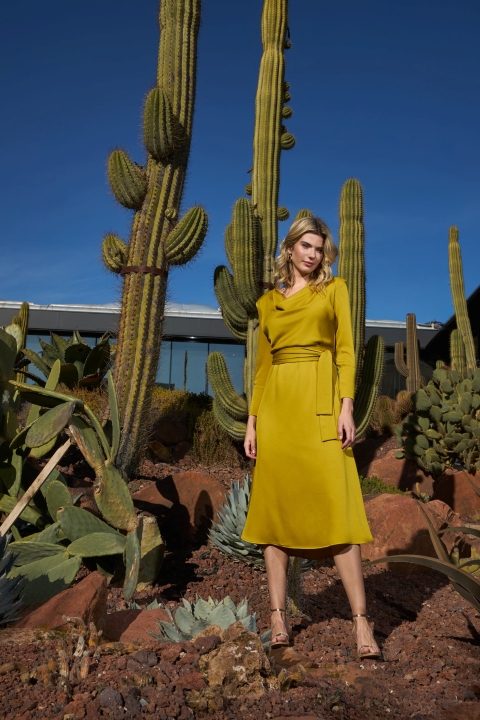 VESTIDO MIDI LISO CUELLO CAIDO DOVITA