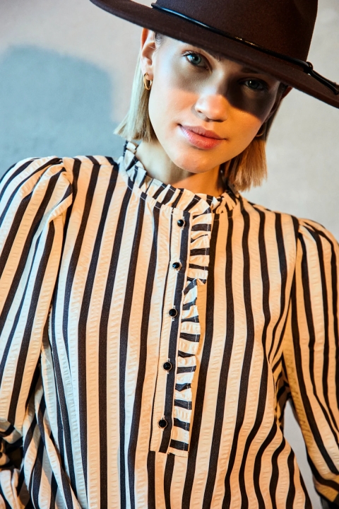 BLUSA RAYAS VOLANTE FREEQUENT 204913 2