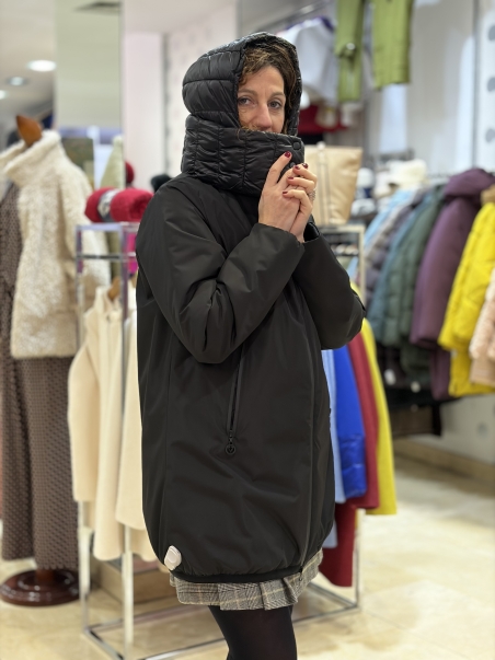 PARKA SEMILARGA LISA NEGRA 009BONY