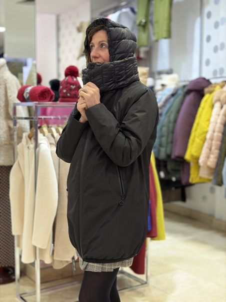 PARKA SEMILARGA LISA NEGRA 009BONY