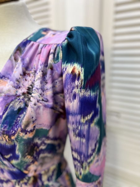 VESTIDO MIDI ESTAMPADO VUELO CON MANGA K120E MARTA EN BRASIL