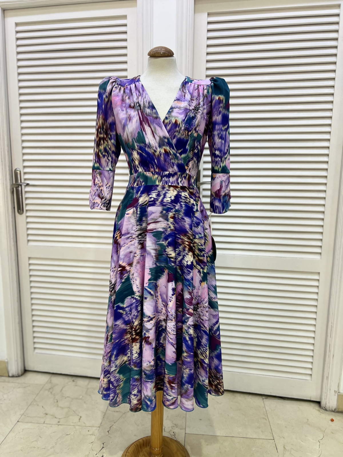 VESTIDO MIDI ESTAMPADO VUELO CON MANGA K120E...