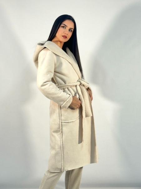 ABRIGO PIEL VUELTA CON CAPUCHA DB104