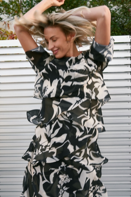 VESTIDO CAPAS ESTAMPADO CORTO CON MANGA LAMUSA BALIESTAMPA