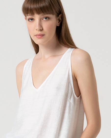 BLUSA DE TIRANTE CON PICO SURKANA 525LISA023