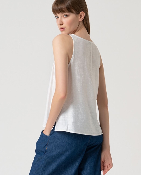 BLUSA DE TIRANTE CON PICO SURKANA 525LISA023